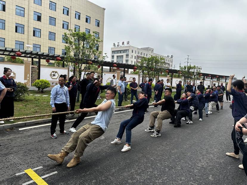 公司舉辦“安裝杯”職工拔河比賽