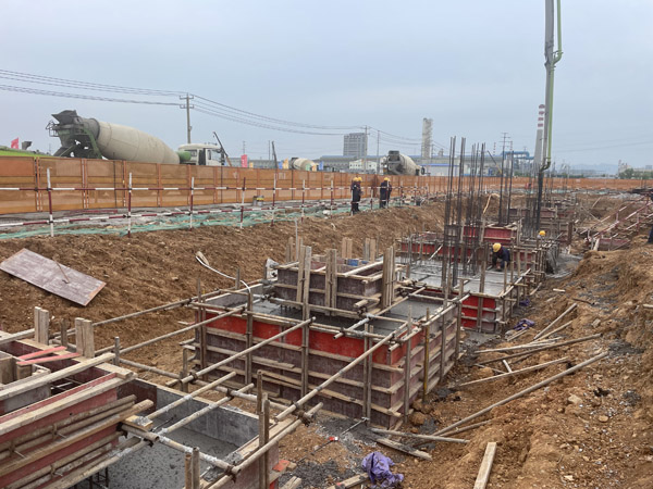 銅基項(xiàng)目電解車間首批基礎(chǔ)承臺通過驗(yàn)收 銅基項(xiàng)目電解車間首批基礎(chǔ)承臺通過驗(yàn)收